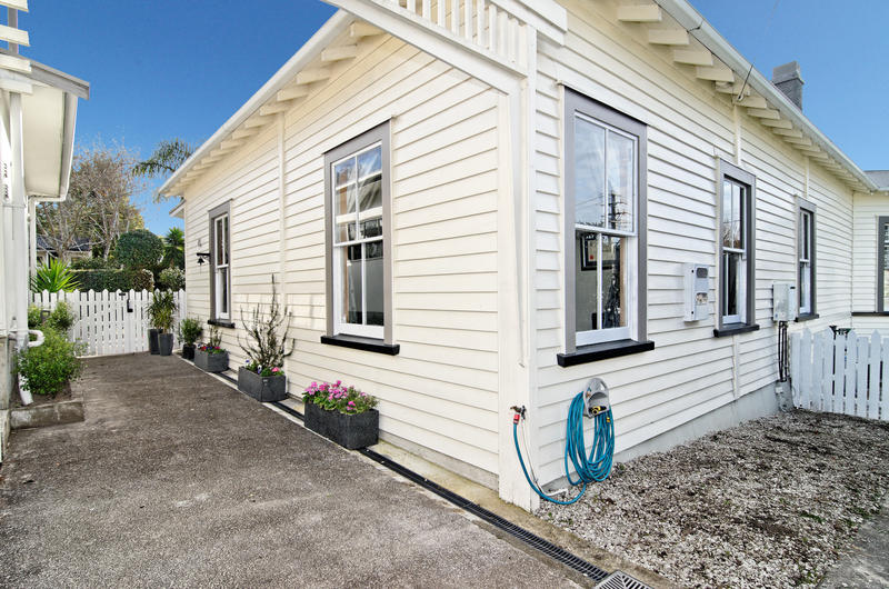 Open2view ID271328 Property for sale in Helensville, New Zealand